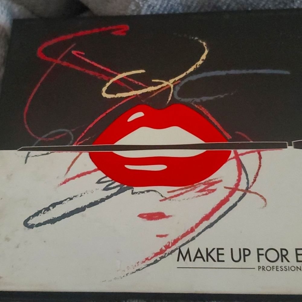 Makeup Forever 9 artist shadow palette